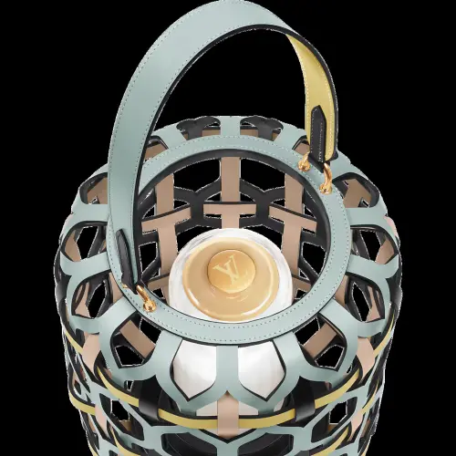 ▲LV燈籠70%使用牛皮製成,採LED充電式鋰離子電池,電池壽命可使用500次充電循環。(圖/LV官網) ▲LV燈籠70%使用牛皮製成,採LED充電式鋰離子電池,電池壽命可使用500次充電循環。(圖/LV官網)