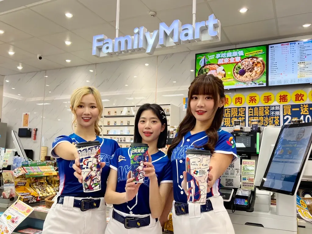 ▲應援中華隊，Let’s Café換上2025年世界棒球資格經典賽新衣，LINE轉轉樂優惠零食5折開吃。（圖／全家提供）