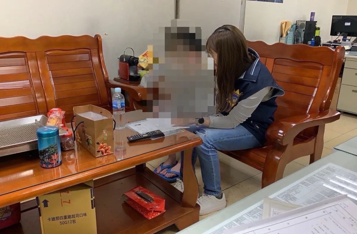 ▲高市少年隊員警於日前執行勤務結束返回時發現少女小妮，隨即上前關心，並溫馨提供拖鞋及湯麵溫飽暖身。(圖／高市警局少年隊提供)