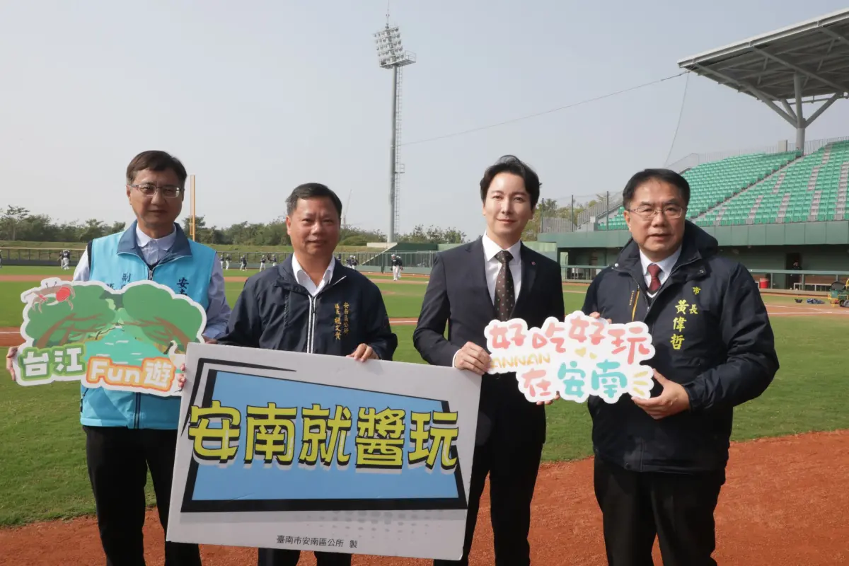 ▲韓國樂天巨人棒球隊一、二軍在1月進駐成棒副球場，進行長達41天的春訓，臺南市長黃偉哲今(19)日偕體育局長陳良乾等前往探班。(圖／南市府提供)