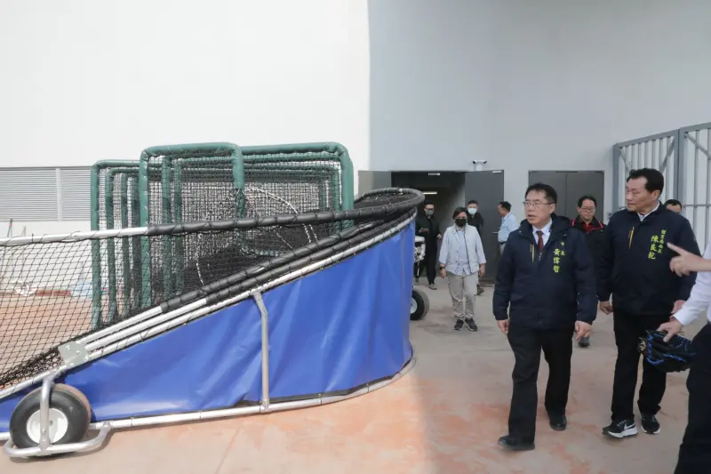 ▲亞太成棒主球場首迎韓國職棒NC恐龍隊，市長黃偉哲今天前往視察盼以最佳狀態迎賓。(圖／南市府提供)