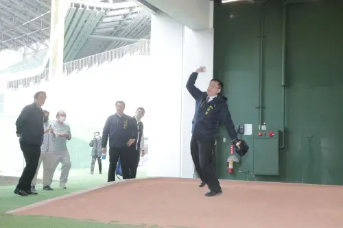 ▲市長黃偉哲今天特地來成棒主球場巡視場地，希望提供室內場地最佳迎賓狀態。。(圖／南市府提供)