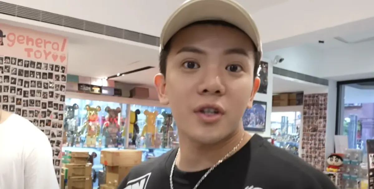 ▲孫生（如圖）因性騷案陷入低潮神隱2個月，女友多芬昨日貼出一張男子送醫的照片，網友懷疑躺在擔架上的人就是孫生，多芬僅在動態中寫道「很崩潰」。（圖／孫生又來了 YouTube）