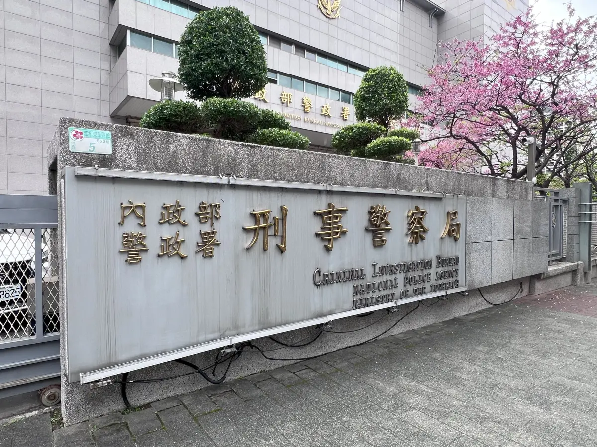 ▲泰國採取斷電斷網措施，打擊緬甸邊境的詐騙集團，緬甸苗瓦迪詐騙園區釋放261人，據悉，7名台灣人中有5人通過泰方檢查程序，於今（19）日7時15分已搭機返抵國門，刑事局表示，已回台的5名被害人製作完筆錄，訊後將移送桃園地檢署複訊。（圖／記者徐敏娟攝）