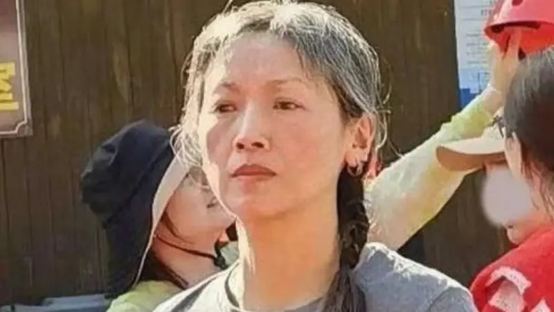 ▲吳倩蓮消失18年近照曝光，素顏、滿頭白髮，被形容優雅老去。（圖／翻攝自微博）