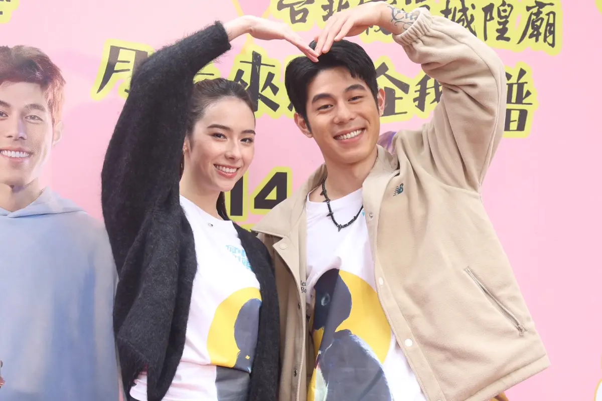 ▲林奕嵐（左）與詹懷雲再度合作演出電影《命中註定那頭鵝》，有不少感情對手戲，林奕嵐在情節中被安排受到詹懷雲身上類似企鵝的費洛蒙味道吸引，笑稱他本人身體真的蠻香。（圖／記者李政龍攝）