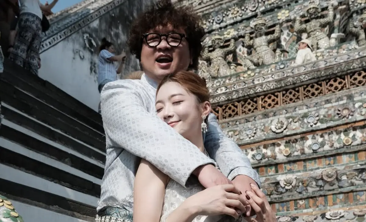 ▲納豆（後）、依依（前）去年底登記結婚，兩人近來到泰國拍婚紗，十指緊扣、背後環抱超甜蜜。（圖／翻攝自依依IG）