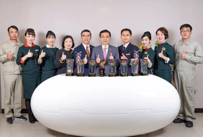 ▲立榮航空多次榮獲金翔獎殊榮，在林志忠董事長(右五)及陳永裕副總經理(左五)帶領全體空地勤同仁下，將持續為旅客打造更優質的飛行體驗。（圖／立榮航空提供）