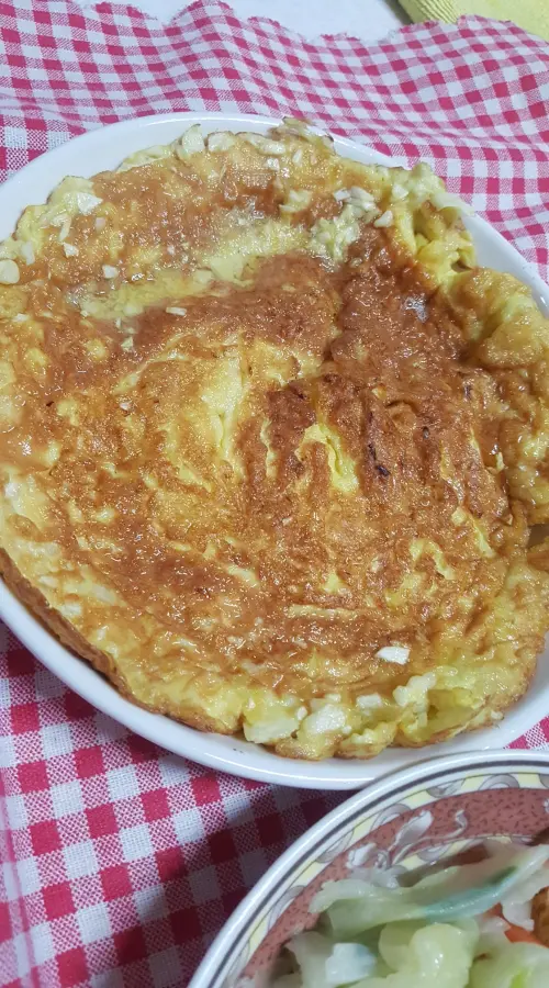 ▲網友分享自家餐桌家常菜「高麗菜煎蛋」。（圖／廚藝公社臉書）