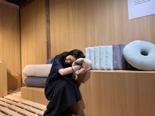 春夏再推出新款「可拼接柔軟多用途靠枕與甜甜圈抱枕」,可自行拼接成喜歡的尺寸。(圖/記者鍾怡婷攝) ▲春夏再推出新款「可拼接柔軟多用途靠枕與甜甜圈抱枕」,可自行拼接成喜歡的尺寸。(圖/記者鍾怡婷攝)