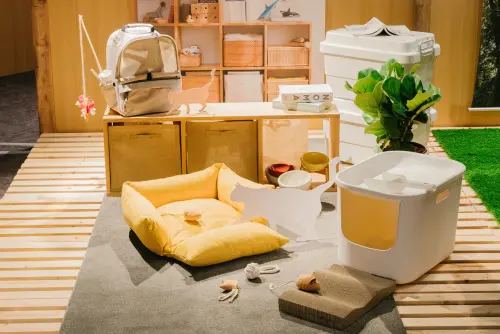 MUJI無印良品持續擴大寵物商品系列,除了既有的寵物床、玩具和寵物碗外,今年預計再上市寵物背包、軟質貓砂盆與貓抓板等。(圖/無印良品提供) ▲MUJI無印良品持續擴大寵物商品系列,除了既有的寵物床、玩具和寵物碗外,今年預計再上市寵物背包、軟質貓砂盆與貓抓板等。(圖/無印良品提供)