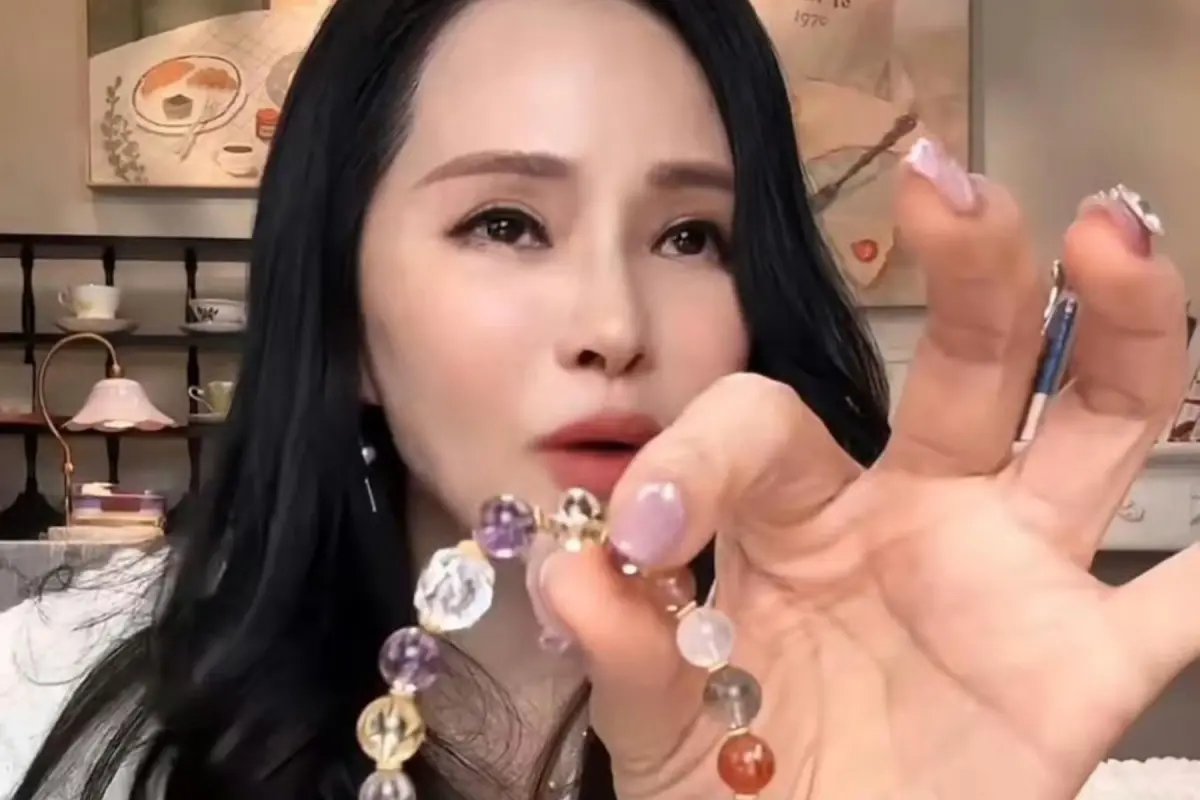 ▲伊能靜凍齡神話破滅？她的雙手皺紋清晰，掀起是否衰老的論戰。（圖／吃菜的悟空微博）