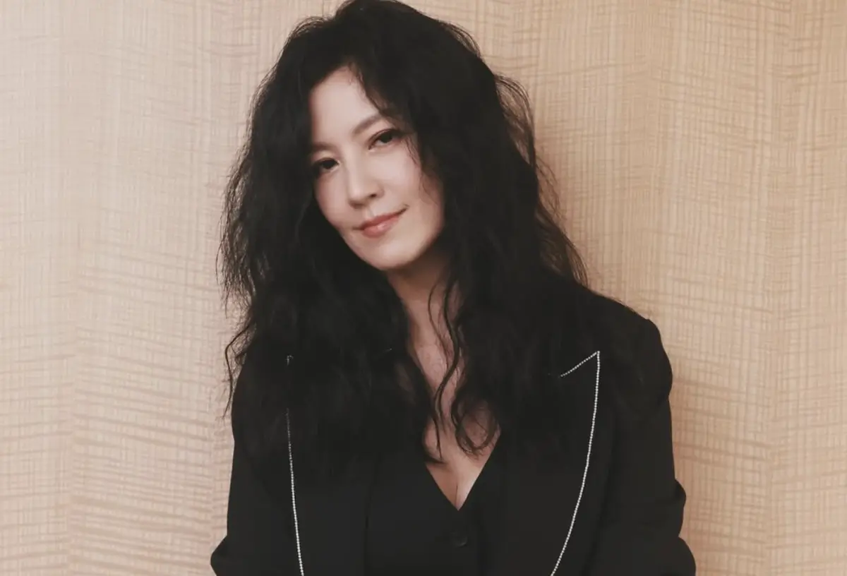 ▲林熙蕾年近半百仍美艷性感，近日在社群網站上發布少女時期的舊照，忍不住寫道：「Who are you?」網友則讚賞她從小到大都漂亮。（圖／摘自 林熙蕾IG）