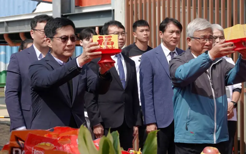 ▲教育部張廖萬堅次長、內政部國土管理署游源順總工程司祈福動土大吉、施工順利（圖／教育部）