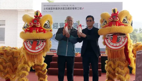 ▲祥獅獻瑞為教育部張廖萬堅次長、內政部國土管理署游源順總工程司獻上彩頭，為運動成績、工程迎來好彩頭。（圖／教育部）