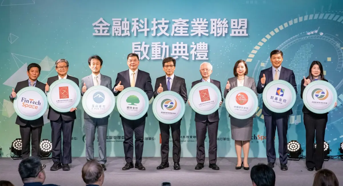 ▲金融業打團體戰，金融科技產業聯盟今（19）日由金管會、金融總會、4大金控總經理、金融科技創新園區攜手正式啟動。（圖／記者顏真真攝）