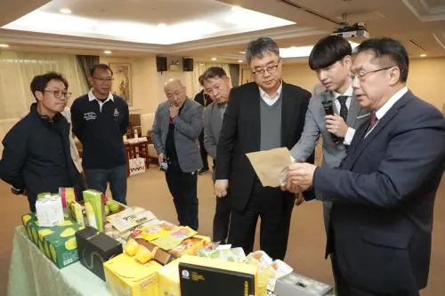 ▲黃偉哲向來台南考察的代表們介紹台南農特產,期盼這次韓國商社的到訪,能進一步促成更多台南優質農特產品打入韓國市場。(圖/南市府提供) ▲黃偉哲向來台南考察的代表們介紹台南農特產,期盼這次韓國商社的到訪,能進一步促成更多台南優質農特產品打入韓國市場。(圖/南市府提供)