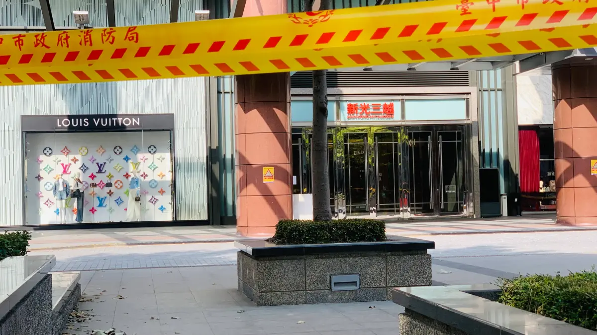 ▲新光三越台中中港店氣爆後，目前是停業狀態，數千員工面臨生計挑戰。（圖／記者顏幸如攝，2025.02.19）