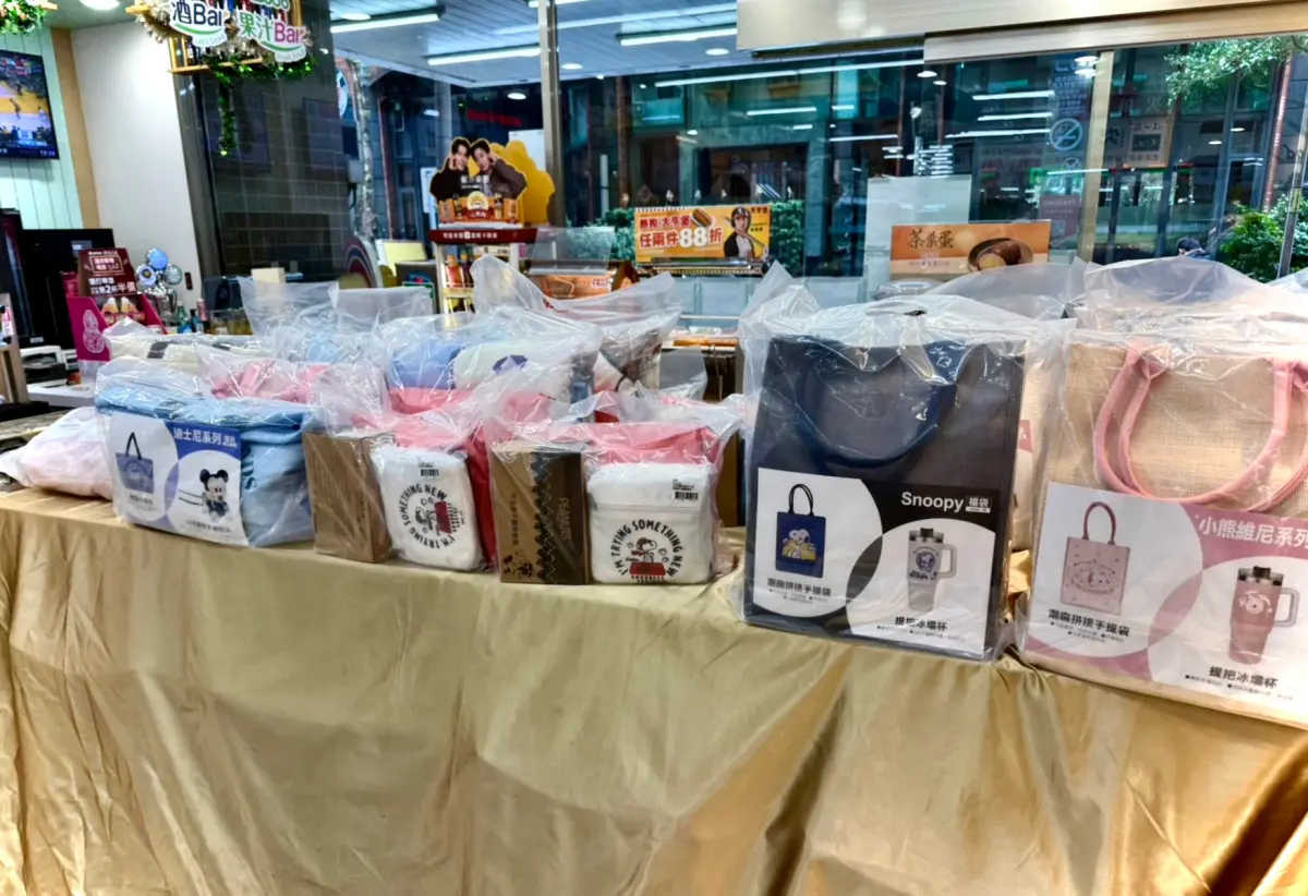 ▲7-11福袋買一送一出清來了，行李箱1000元有找。（圖／記者黃韻文攝）