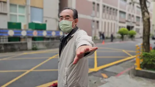 ▲已退休調查局許姓委員揮手不願回應（圖／記者劉松霖攝）