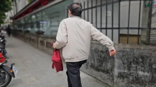 ▲許姓前調查官為迴避採訪當場小跑步（圖／記者劉松霖攝）