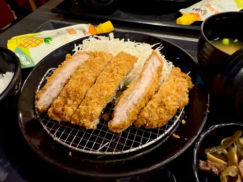 福勝亭買一送一挺經典賽!豬排套餐送定食 勝勢台北大巨蛋店優惠 ▲2026年第6屆WBC世界棒球經典賽資格賽挺中華隊,福勝亭買一送一!買開運豬排定食套餐免費送鮮嫩炸雞柳定食,搭配飯、菜、湯吃到飽;「伊勢路—勝勢日式豬排」台北大巨蛋店優惠一次看。(圖/記者蕭涵云攝)