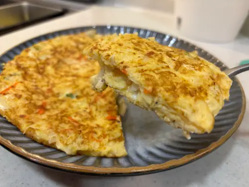▲晚餐實際試做無麵粉的高麗菜煎餅，外酥內軟，小孩十分捧場。（圖／記者徐銘穗攝）