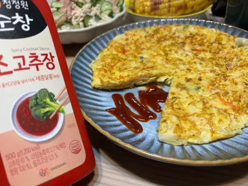 ▲高麗菜煎餅和韓式辣醬也很搭。（圖／記者徐銘穗攝）
