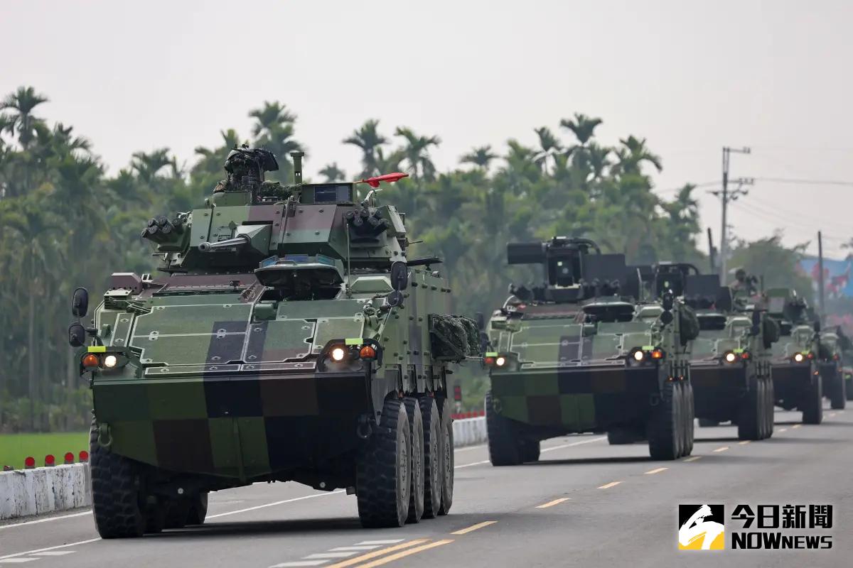 ▲機步333旅強化官兵臨戰應變能力，聯兵1營接獲命令後，CM34、CM33八輪甲戰鬥車立即前往戰術位置。（圖／記者莊全成攝，2025.02.19）