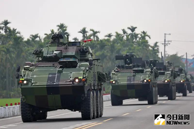 ▲機步333旅強化官兵臨戰應變能力，聯兵1營接獲命令後，CM34、CM33八輪甲戰鬥車立即前往戰術位置。（圖／記者莊全成攝，2025.02.19）