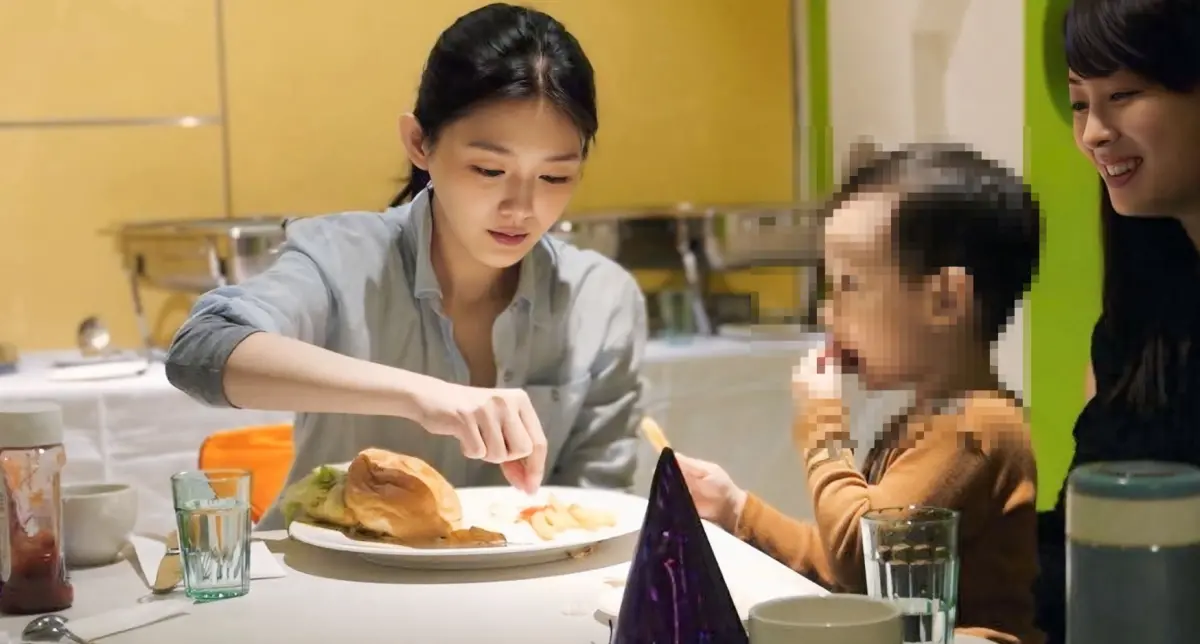 ▲大S（左）樹葬時間點曝光，傳在本周完成。賈永婕（右）昨晚則再曬出大S神級美照，她更自嘲：「我像旁邊幫傭的」。（圖／賈永婕臉書）