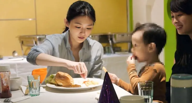 ▲大S（左）樹葬時間點曝光，傳在本周完成。賈永婕（右）昨晚則再曬出大S神級美照，她更自嘲：「我像旁邊幫傭的」。（圖／賈永婕臉書）