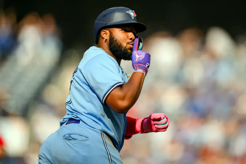 ▲Vladimir Guerrero Jr.與藍鳥未能達成續約協議，將在今年11月投身自由市場。前名人堂球星、現任球評David Ortiz稍早預言，Guerrero Jr.將簽下史上第3大合約，年限13年、總額新台幣191億，平均年薪4500萬美元，僅此於大都會Juan Soto、道奇大谷翔平。（圖／美聯社／達志影像）