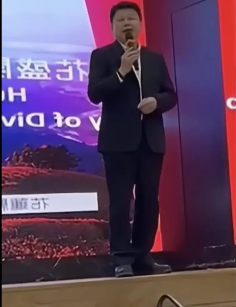 ▲傅崐萁近來神隱且未出席黨團協商，發文稱重感冒在家休養，陳柏惟秀出其在香港致詞影片，質疑為何要隱瞞。（圖／翻攝自陳柏惟臉書）