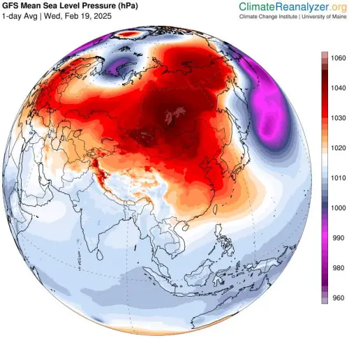 ▲鄭明典分享「海平面氣壓分布圖」，提醒民眾高壓中心增強，配合極渦支持，週末台灣降溫會很有感。（圖／中央氣象署）