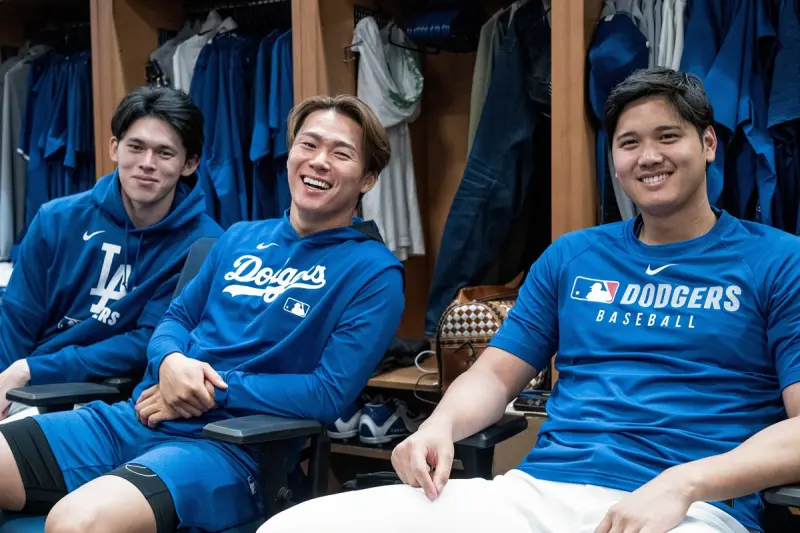 ▲自5月因右肩夾擠症候群進入傷兵名單以來，MLB美國職業棒球大聯盟（Major League Baseball）洛杉磯道奇（Los Angeles Dodgers）23歲日籍強投佐佐木朗希在今（15）日終於迎來復出首場實戰登板。談到道奇隊內的兩位日本前輩大谷翔平與山本由伸是否有給予他建議時，佐佐木笑說：「他們只開玩笑說『快點回來投啊』。」（圖／美聯社／達志影像）