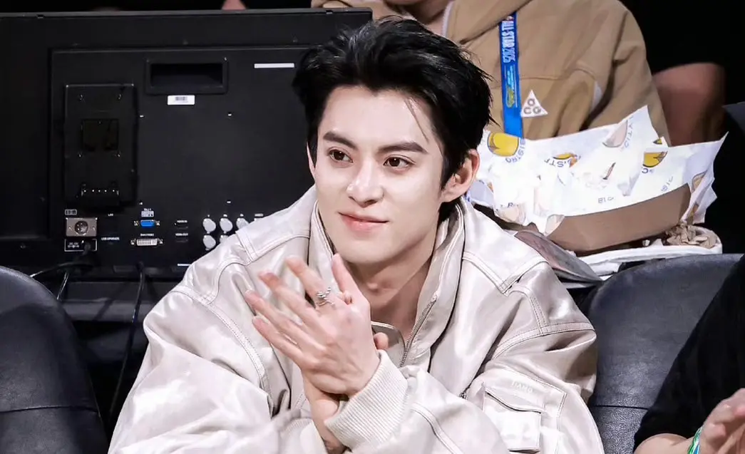 ▲王鶴棣（如圖）受邀前往NBA出席名人賽，他被拍到在場邊想跟球星「詹皇」詹姆斯拍照卻被擋下來，尷尬畫面引起討論。（圖／翻攝自微博）