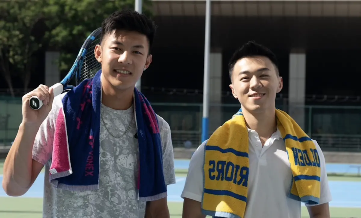 ▲游書庭（右）和劉丞（左）在BL網路短劇《一拍即合》中組CP，兩人私約培養感情，還會挽著對方的手，就像真的情侶一樣。（圖／艾迪昇傳播提供）