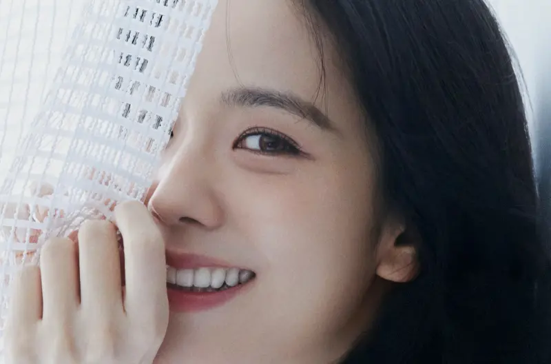 ▲Jisoo（如圖）新戲《Boyfriend on Demand》今（20）日官宣確定製作，將搭檔徐仁國體驗虛擬實境戀愛訂閱服務。（圖／Netflix）