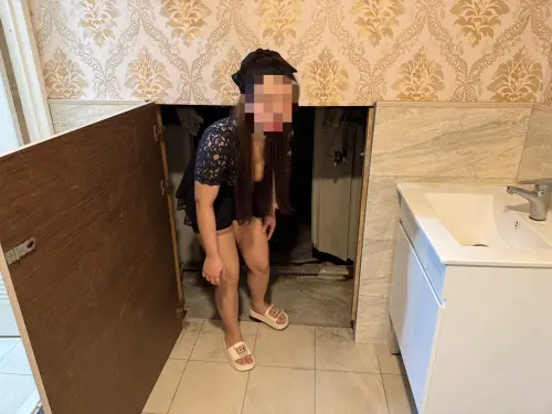 台中霧峰分局警方臨檢大里區有女陪侍的KTV,穿著清涼、爆乳的越南籍女子躲進廁所和夾層中,想逃避查緝。(圖/警方提供) ▲台中霧峰分局警方臨檢大里區有女陪侍的KTV,穿著清涼、爆乳的越南籍女子躲進廁所和夾層中,想逃避查緝。(圖/警方提供)