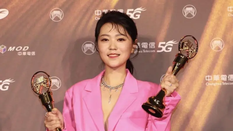 ▲金曲歌后曹雅雯昨（19）日透過IG分享了2支影片，她在捷運站遭瘋狂粉絲攔下，對方揚言說道：「我不會放過妳。」人身安全受到威脅。（圖／曹雅雯IG）