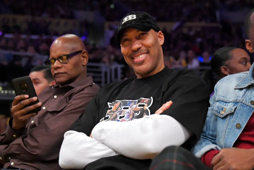 ▲曾因狂妄言論吸引不少粉絲的「球爸」Lavar Ball，近期驚傳遭遇醫療問題，導致右腳截肢，此消息一出震驚不少球迷，而他的三個兒子並未公開發表任何評論。（圖／美聯社／達志影像）