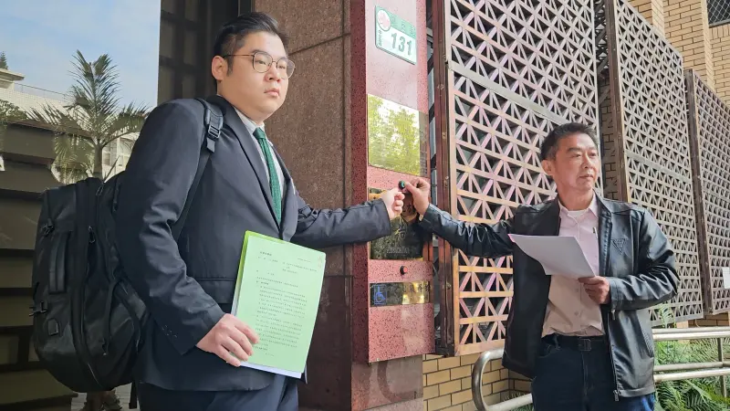 ▲許智傑與委任律師北檢按鈴告發(圖/記者劉松霖攝)