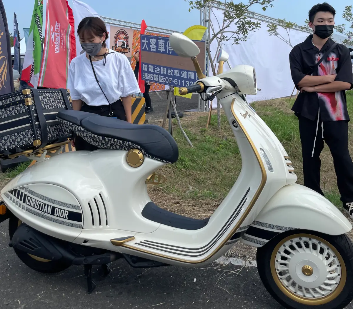 ▲台灣機車密度極高，有網友近日卻在路上遇到偉士牌和 Dior 聯名的「百萬神車」，引起熱議。（圖／偉士牌車友陳小姐提供）