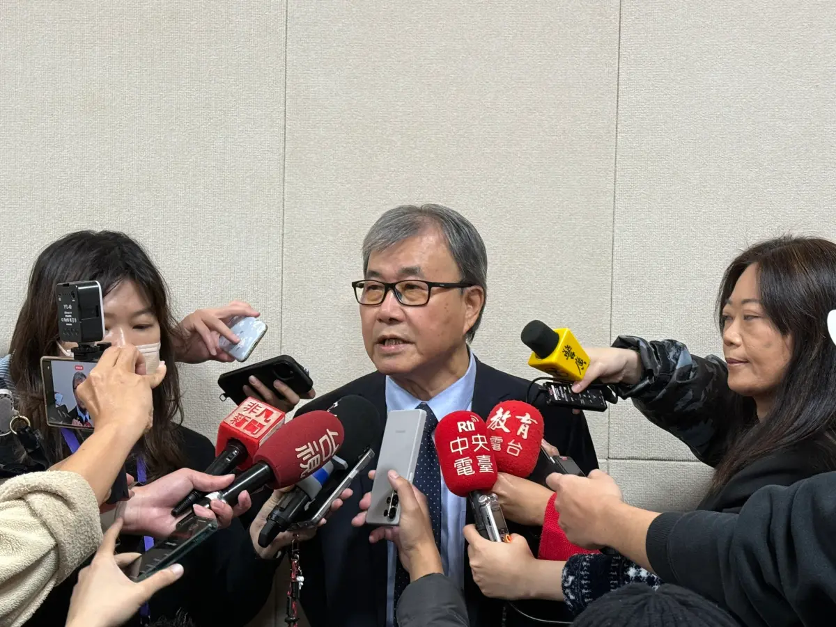 ▲「青鳥行動」在全台各大學校園設置罷免攤位引發議論。圖為教育部長鄭英耀。（圖 /教育部提供）