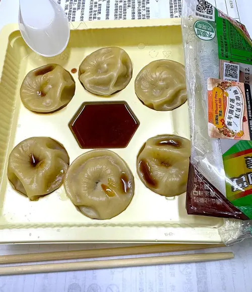 ▲有網友分享超商小籠湯包的小凹槽設計，引起廣大迴響。（圖／翻攝7-11全家 各超商新品資訊共享臉書社團）