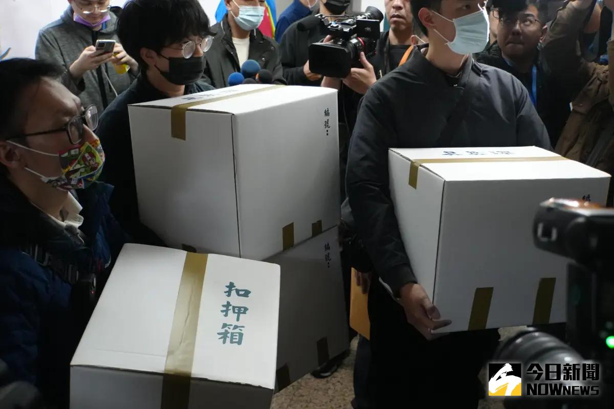 ▲林岱樺辦公室遭搜索，雄檢帶走4箱證物。（圖／記者呂炯昌攝，2025.02.20）