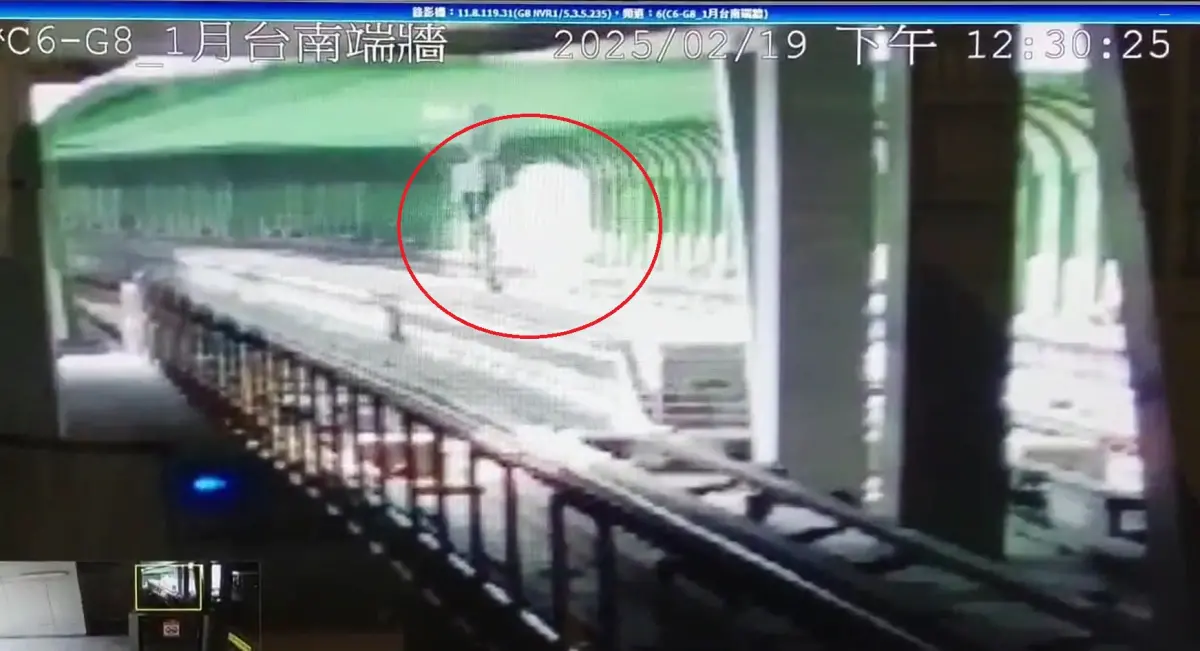 ▲台中捷運文華站昨天中午發生電纜爆炸事件，監視器顯示冒出一大團白煙。（圖／台中市議員王立任提供，2025.02.20）