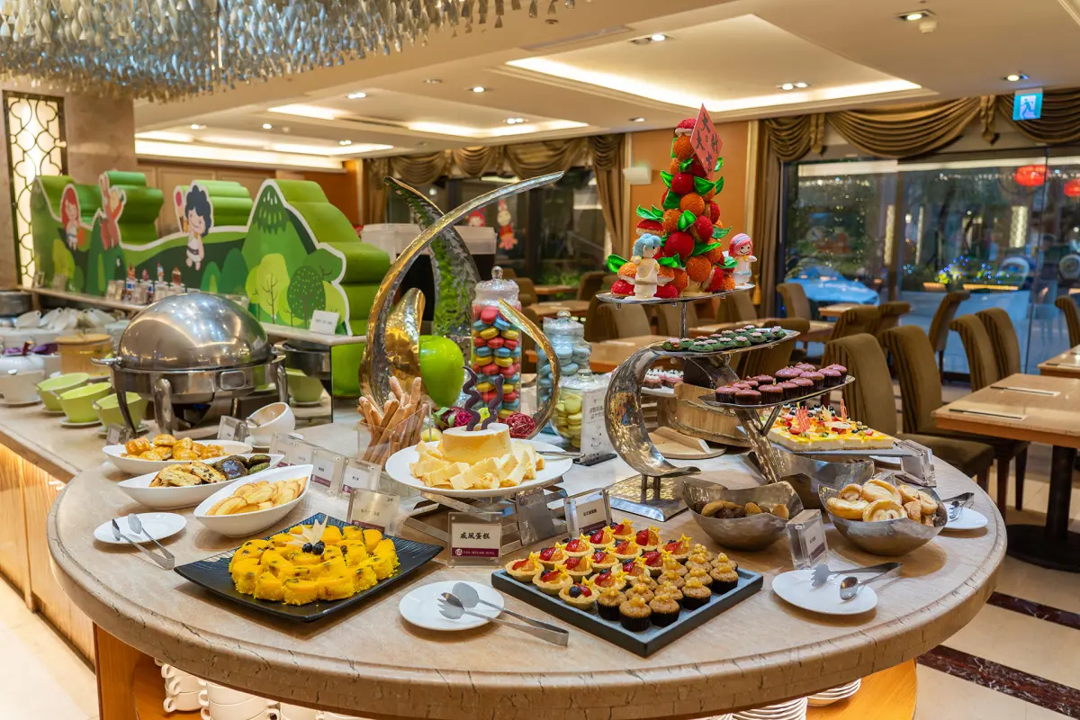 ▲2025高雄巨蛋春季旅展即將於2月21日至24日登場，多家飯店推出餐券、住宿券優惠，像是義大天悅飯店推出自助餐餐券「買三送一」。（圖／義大天悅提供）