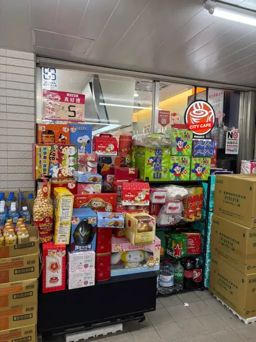 ▲7-11禮盒大規模5折出清，全台多處門市都下殺。（圖／取自「全家便利商店 / 7-11 超商新品&好物分享區」）